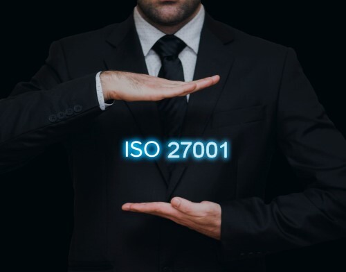 Een close-up van een man in kostuum, waarbij het woord ISO 9001 tussen zijn handen zweeft