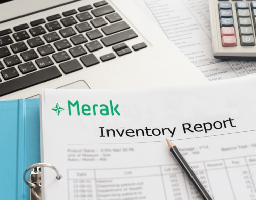 Een close-up van een ringmap waar een Merak Inventory Report in zit
