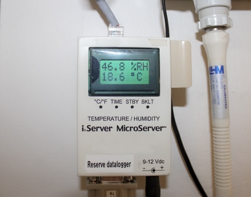 Close-up van apparaat dat luchtvochtigheid en temperatuur meet in de klimaatkamer