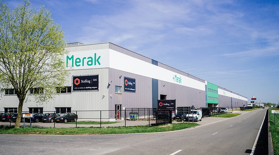 Front view of the Merak building along the E19 in Hoogstraten.