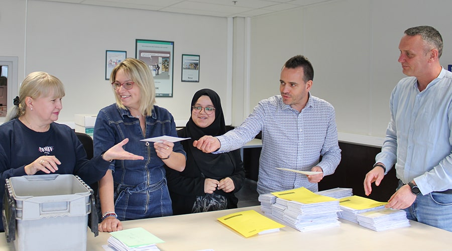 Team sorteert documenten in kantooromgeving