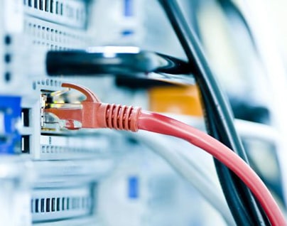 Close-up van kabels aangesloten in een computer