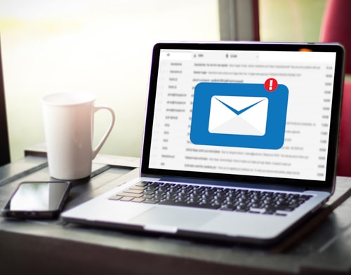 Een laptop met het icoon van e-mail op het scherm